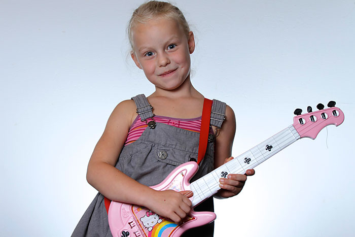 Willy-Janna-speelt-gitaar.jpg
