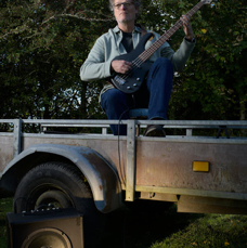 Hans laat patrick bassen in een aanhangwagen.jpg
