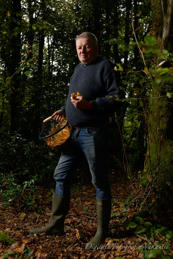 Hans boer zoekt girolles.jpg