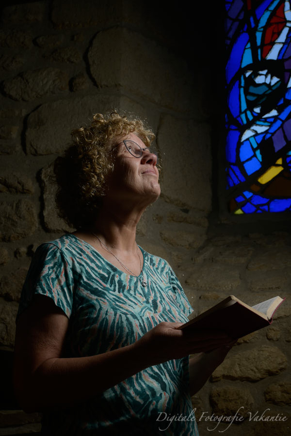 Sylvie flitsen in de kerk.jpg