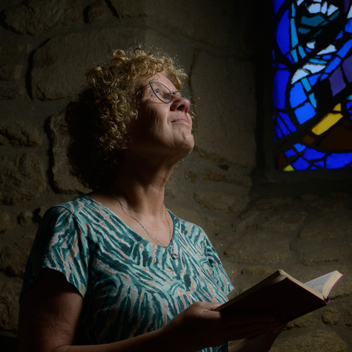 Sylvie flitsen in de kerk.jpg