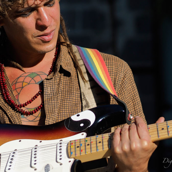 Paul Gitarist donker.jpg