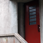 Architectuur-Hermien-rode-deur